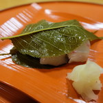 三友居 - 桜の葉で包んでいます