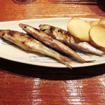 富小路 やま岸 - 9.モロコ炭火焼 自分のお皿へ