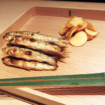 富小路 やま岸 - 9.杉八寸2名分:モロコ 炭火焼き クワイチップス