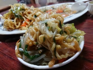 기후야 - ニラ、キャベツ、人参、もやし、豚肉。
                        中華あんかけはあっさりした味付けです。