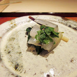 富小路 やま岸 - 10.さより 花わさび ハマボウフウ 梅肉あえ