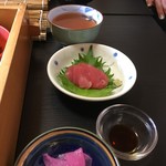 Kyouryouritakasawa - お茶、マグロ刺身、お新香