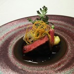 グランド ダイア - 北海道産の牛フィレを赤ワインで煮込んで、インカの目覚め(ジャガイモ)などの野菜を添えています。