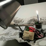 グランド ダイア - 苺の下には土を模したチョコレート。じょうろで水やり･･･ならぬ練乳ソースがけ。