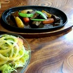 レストラン 自由軒 - シチューに付いてサラダ