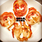 博多串焼き バッテンよかとぉ - ”豚ナンコツの燻製“のパーツを皿にレイアウトしてみた。豚の食道を燻製後にスライスしたものなので、構造が分かる断面図にもなっている。