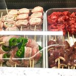 博多串焼き バッテンよかとぉ - カウンターの目の前にあるネタケース。見ていると頼みたくなる。「これ、ちょーだい」と。