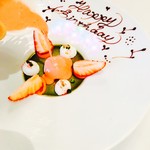 プレスキル - ちょこんとのったヨーグルトシャーベットの上から、
      更に苺のソースを。