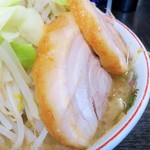 ラーメン二郎 - 豚の厚み