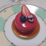 パティスリースズキ - フリュイルージュ✨ベリーのピンクが可愛い