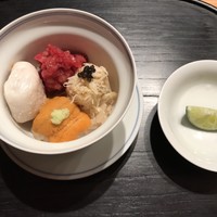肉割烹 上 - 赤身肉、カニ、ウニ、とらふぐの白子の小どんぶり