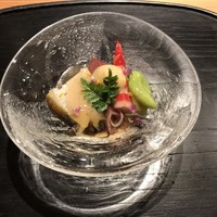 肉割烹 上 - アワビ、クルマエビ、山菜などの前菜