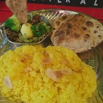 チャイカフェ バガヴァッド - サラダ、チャパティ、ターメリックライス