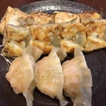 Chao Chao - 一口ニンニク餃子と海老餃子ハーフ