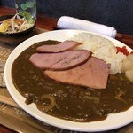 sakanatokunseinomisesambanyamukonosouhonten - 燻製豚肩ハムカレー