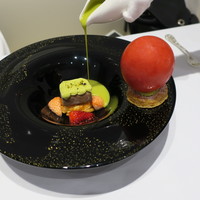 Grand rocher - いちごのピュレの球体とパイ チョコレートのアイス ピスタチオのクリーム 白いちごとももいちご 温かいピスタチオのソース