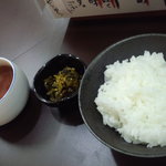 ラーメンさかえ - ごはん120円を頼むと、高菜の油炒めとお茶が一緒にｻｰﾌﾞされる。