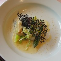 貝殻亭 - 黒い部分はイカスミのチュイル