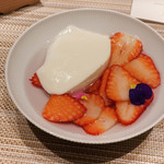 SUGALABO - 奈良の苺古都華の杏仁豆腐