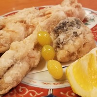 ふく政 - ⑦虎河豚の唐揚げ
                顔回り、胸回り、背骨付近と3ヵ所の唐揚げですが、どの部位もそれぞれの味わいと食感が楽しめました。
                特に顔回りは初めて頂きましたが、めちゃくちゃ美味しいです！
                (￣□￣;)!!
