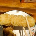 Sanukiudonnorabo - まずは、ちくわ天から食べてみると、揚げたて熱々で衣はサクサク、中のちくわは魚の旨味満点な上にふわふわ！