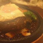 ハンバーグステーキ1回目に撮ったやつ　湯気がもうもうでレンズ曇っちゃった