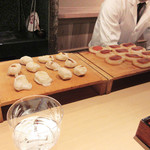 富小路 やま岸 - 調理中のたいらぎ貝と唐墨餅(2018.2月上旬)