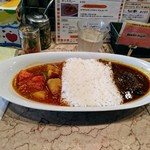 カマル - 野菜カレーとビーフカレーのあいがけ、ビーフカレーは辛かった。