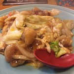 長城 - 豚天丼864円。量も結構あって豚の天ぷらと甘いあんがいい具合にからんでめちゃくちゃ美味しい。