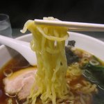 喜多方屋 - 麺は中太縮れでむちっとした食感。