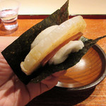 富小路 やま岸 - 3.タイラギ貝と唐墨餅の海苔巻き