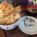 江戸家 - 2018年3月。かき揚げ丼小そばセット500円(税込)。かき揚げを置くお皿が付いてます。