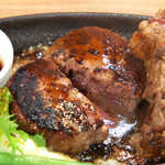 jakusonsute-kiandoguriru - ハンバーグは肉汁多め。ジューシーなのが好きな方にはぴったり