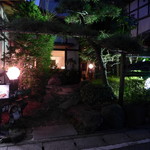 ブラジル屋 - 小さいながら和の庭園が設えてある。期待を高めるアプローチ