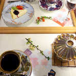 同行者とは色違いのカップ＆ソーサー。互いに紅梅と白梅を配置するセンスも素敵です