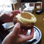 ベーカリーいずみ - プリンちゃんを食べる