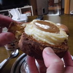 ベーカリーいずみ - プリンちゃんを食べる