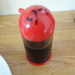 東部食堂 - 卓上にあるソース、薄味の焼きそばが物足りない方はどうぞ