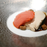 エクアトゥール - 苺のソルベと和三盆のブランマンジェ　黒糖ソースで