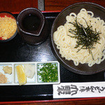 うどん本陣 山田家 - 釜ぶっかけ５３０円です。 ちゃんとした器に箸入もりっぱでした。 注文をしてから３～５分で出てきました。 帰りにお店の若旦那と喋っていて分かったのですがお店に入った瞬間に何人ですか？って聞かれたんですよ