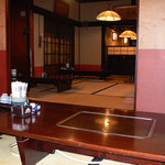 うどん本陣 山田家 - 別角度からの店内の風景です。 もう２０時をまわっていましたのでお客さんは居ませんが入ってきたときは結構お客さんがいました。 