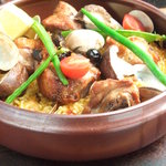 ワインバル 博多うきしま倉庫 - 土鍋仕様の博多地鶏のドナベリア、バレンシア風