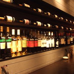 ワインバル 博多うきしま倉庫 - 店内にはビオワイン始め、各国のワインが約130種類ところせましと並んでいます。