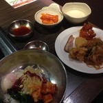 韓国料理 プングム - 韓国式おでん
            スンドゥブチゲ
            ビビンバ
            チャプチェ
            豚足
            ヤンニョムチキン
            トッポッキ
            からあげ