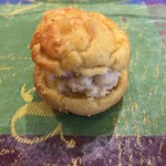 コムダビチュード - アミューズブーシュ 魚のリエットのシュー