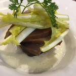 コムダビチュード - 新玉ねぎの冷たいスープとカツオの燻製