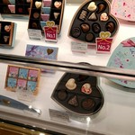 GODIVA - ショーケースには美味しそうなチョコがたくさん！