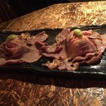 動く町 - 料理写真:肉寿司  一貫¥190-