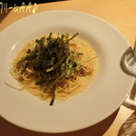 タパス＆タパス - クリームパスタのタパス風クリームぺぺ(830円)♪
タパス風クリームぺぺはクリームソースにイカとアサリ、鷹の爪も入ってピリッと引き締まってる。そして大蒜たっぷりだ！海苔もたっぷり乗ってナカナカのお味♪