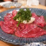 炭焼 金竜山 - 炙りユッケ